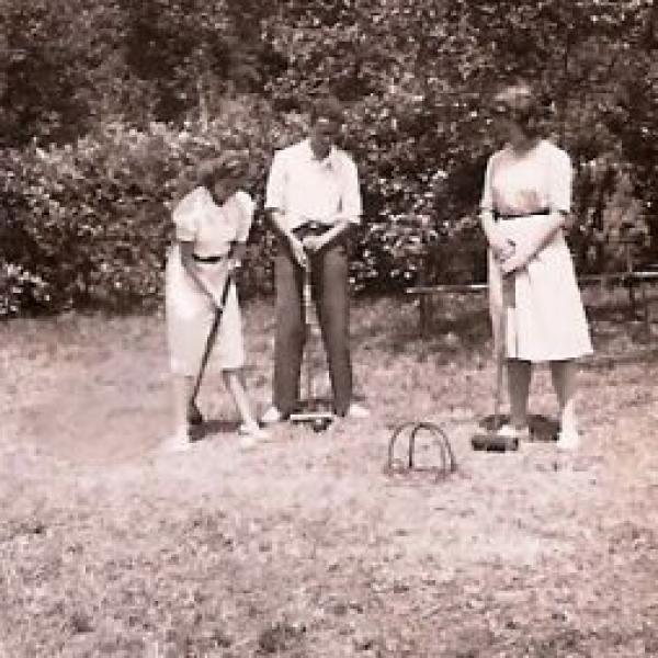Jugadores de croquet en Somió (Gijón, 1952)